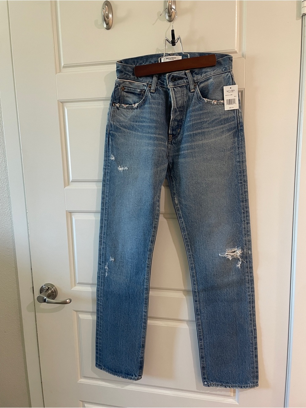 Moussy women’s Straight Jeans in Light Blue Wash